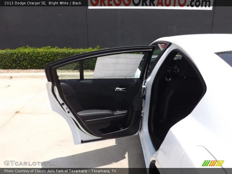 Bright White / Black 2013 Dodge Charger SE
