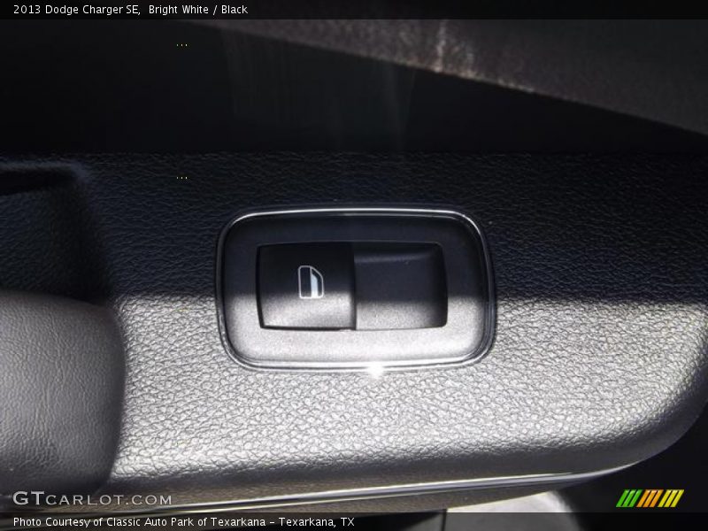 Bright White / Black 2013 Dodge Charger SE