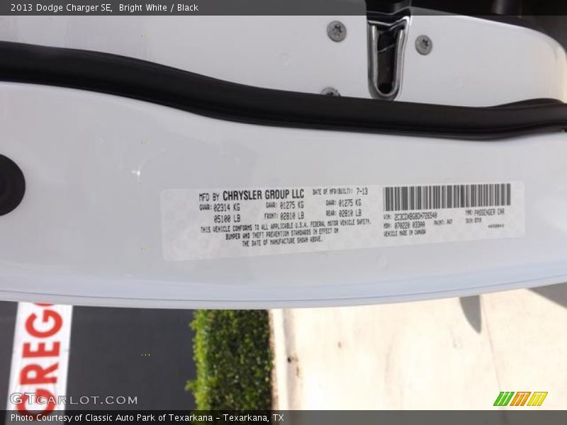 Bright White / Black 2013 Dodge Charger SE