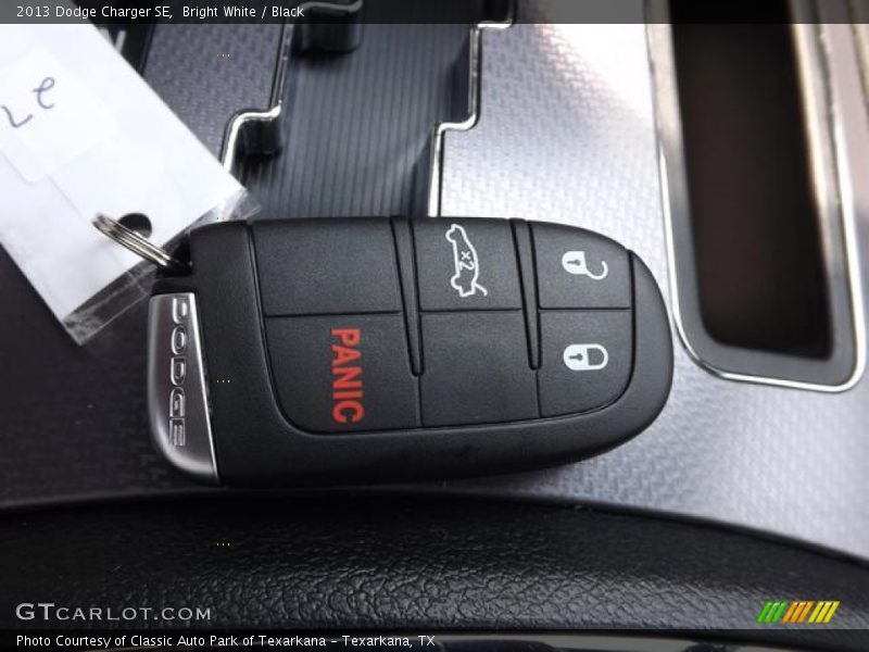 Bright White / Black 2013 Dodge Charger SE