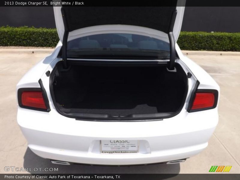Bright White / Black 2013 Dodge Charger SE