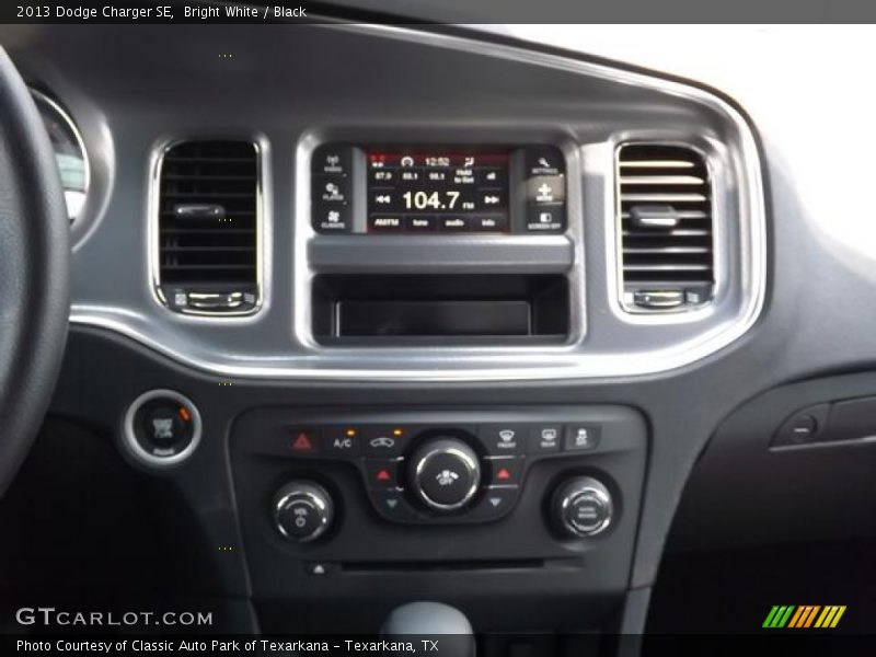 Bright White / Black 2013 Dodge Charger SE