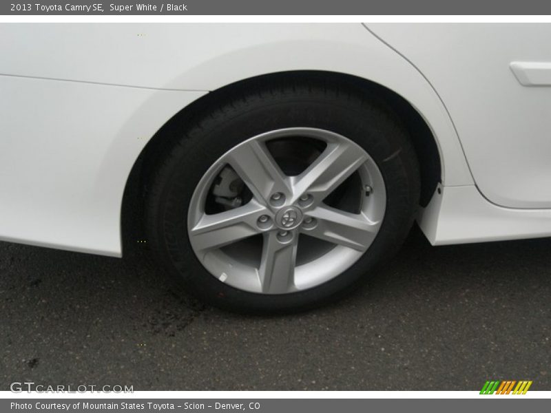 Super White / Black 2013 Toyota Camry SE