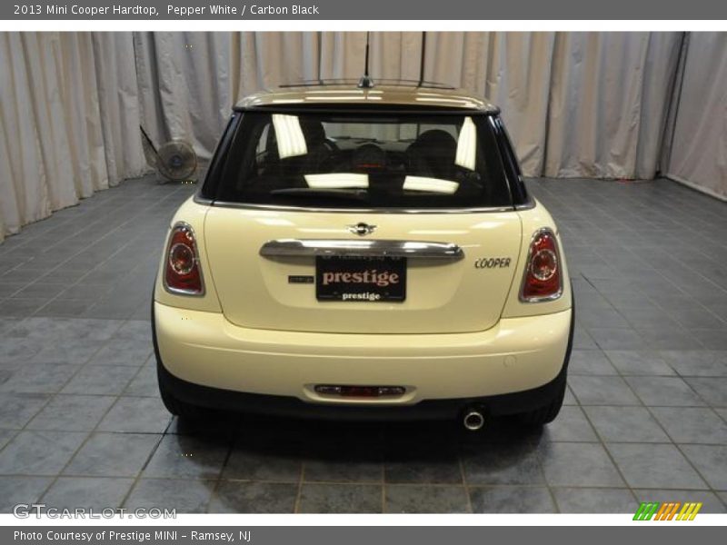 Pepper White / Carbon Black 2013 Mini Cooper Hardtop