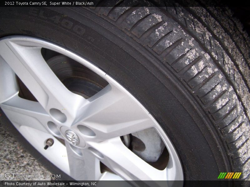 Super White / Black/Ash 2012 Toyota Camry SE