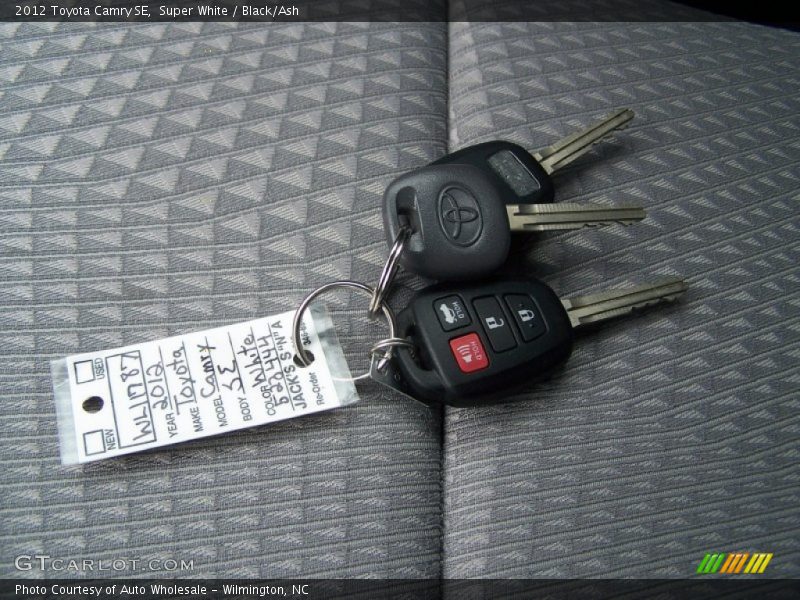 Super White / Black/Ash 2012 Toyota Camry SE