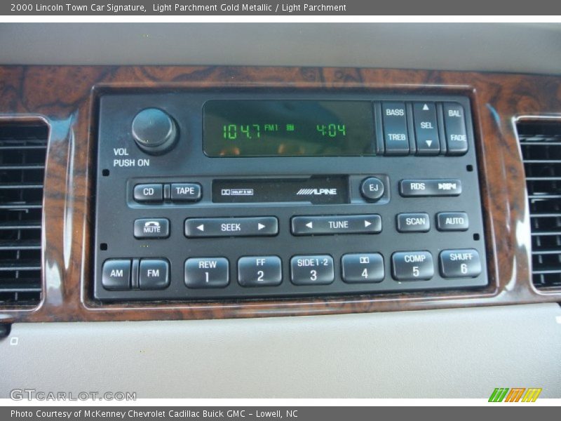 Audio System of 2000 Town Car Signature