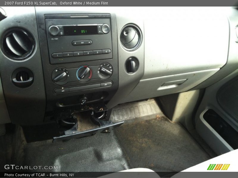 Oxford White / Medium Flint 2007 Ford F150 XL SuperCab