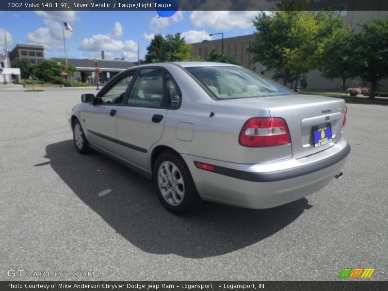 Silver Metallic / Taupe/Light Taupe 2002 Volvo S40 1.9T