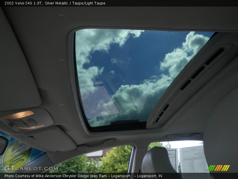Silver Metallic / Taupe/Light Taupe 2002 Volvo S40 1.9T