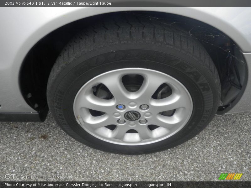 Silver Metallic / Taupe/Light Taupe 2002 Volvo S40 1.9T