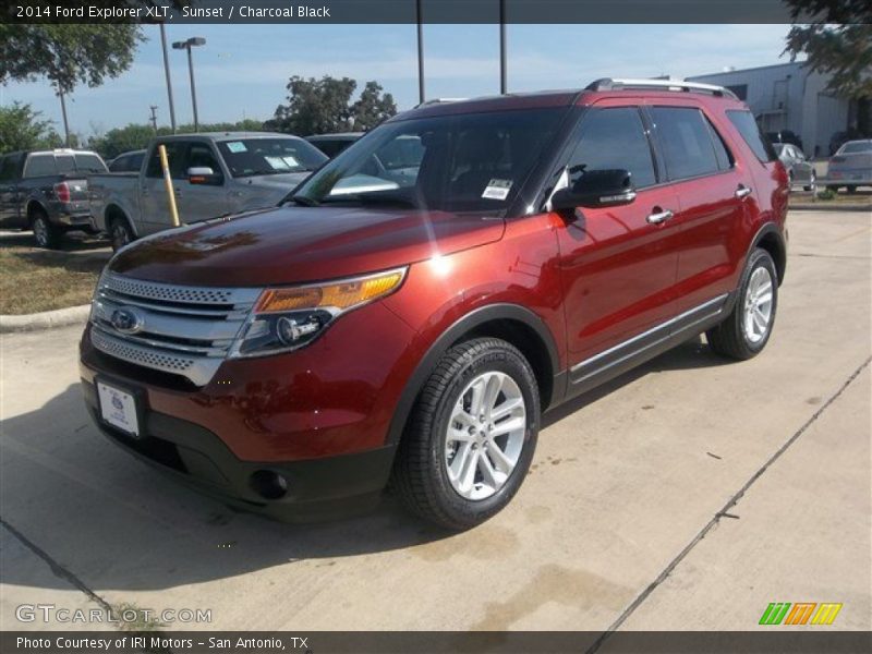 Front 3/4 View of 2014 Explorer XLT