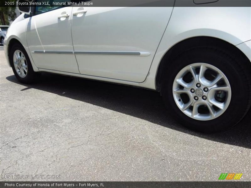 Natural White / Taupe 2005 Toyota Sienna XLE