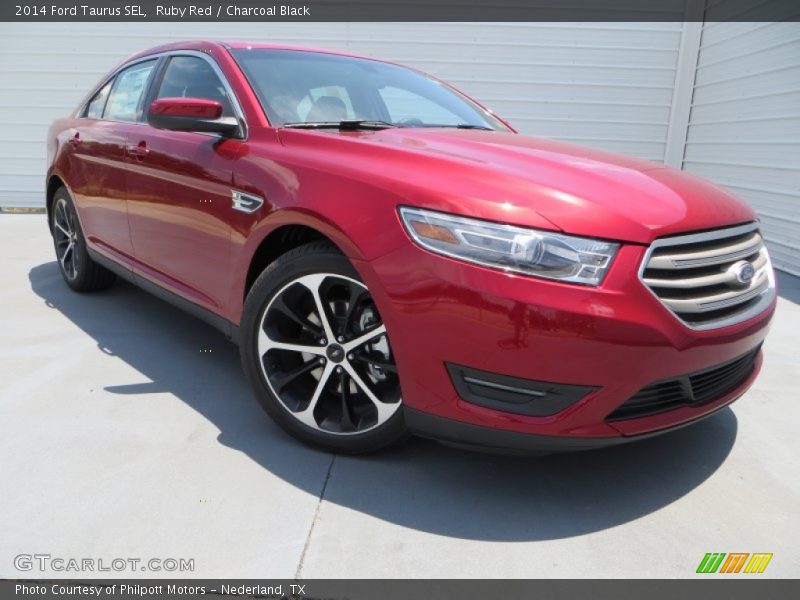 Front 3/4 View of 2014 Taurus SEL