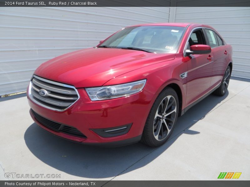 Front 3/4 View of 2014 Taurus SEL