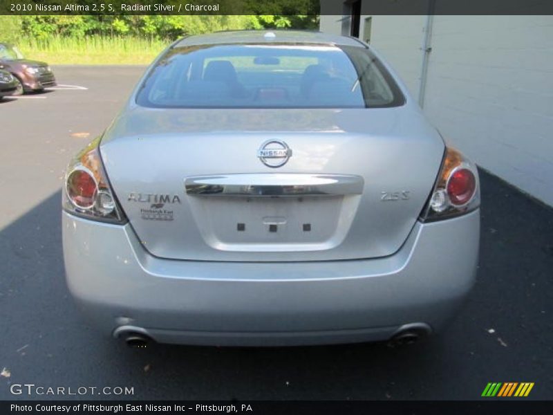 Radiant Silver / Charcoal 2010 Nissan Altima 2.5 S