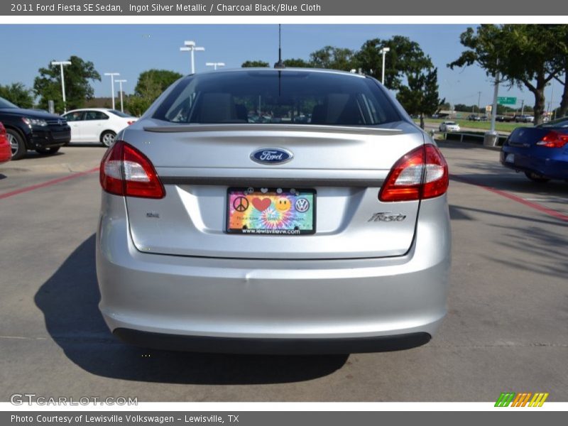 Ingot Silver Metallic / Charcoal Black/Blue Cloth 2011 Ford Fiesta SE Sedan