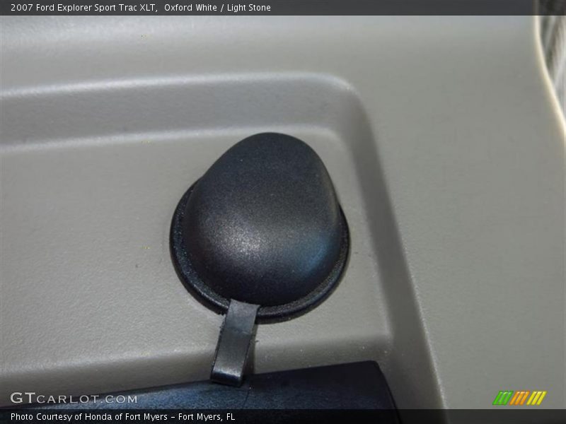 Oxford White / Light Stone 2007 Ford Explorer Sport Trac XLT