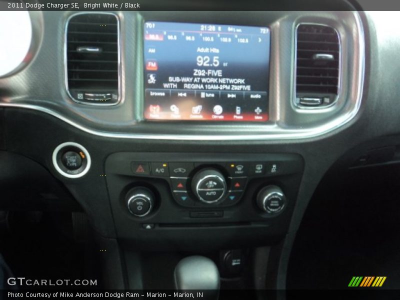 Bright White / Black 2011 Dodge Charger SE