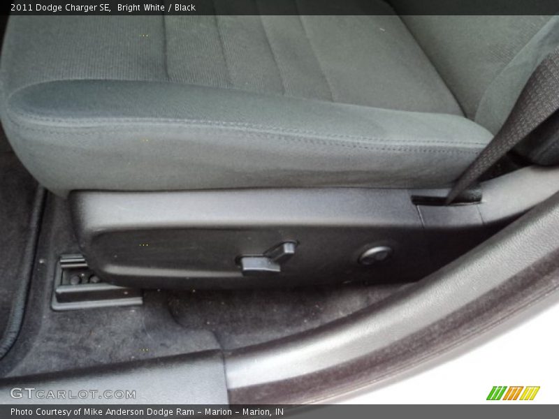 Bright White / Black 2011 Dodge Charger SE