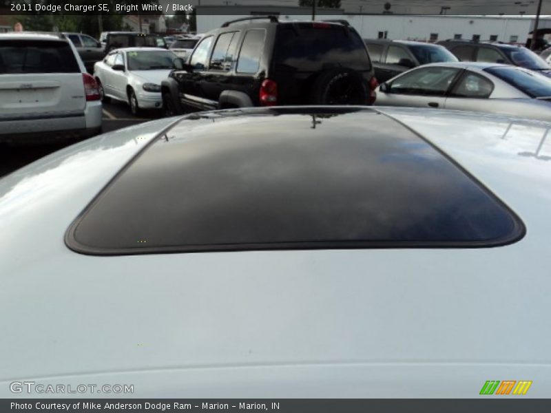 Bright White / Black 2011 Dodge Charger SE