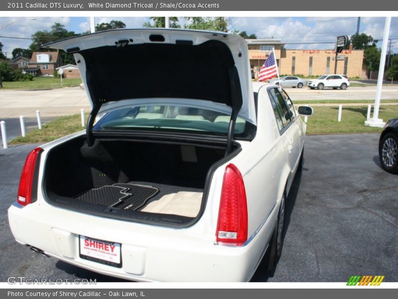 White Diamond Tricoat / Shale/Cocoa Accents 2011 Cadillac DTS Luxury