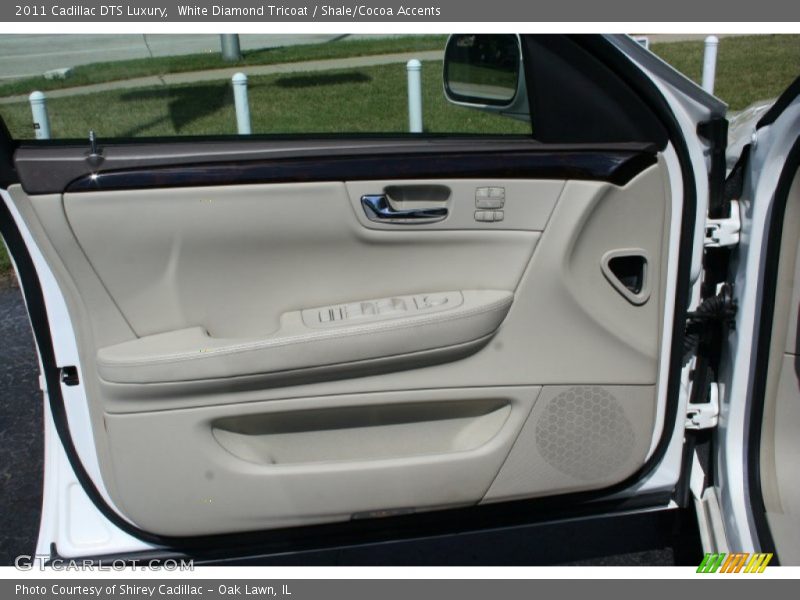 White Diamond Tricoat / Shale/Cocoa Accents 2011 Cadillac DTS Luxury