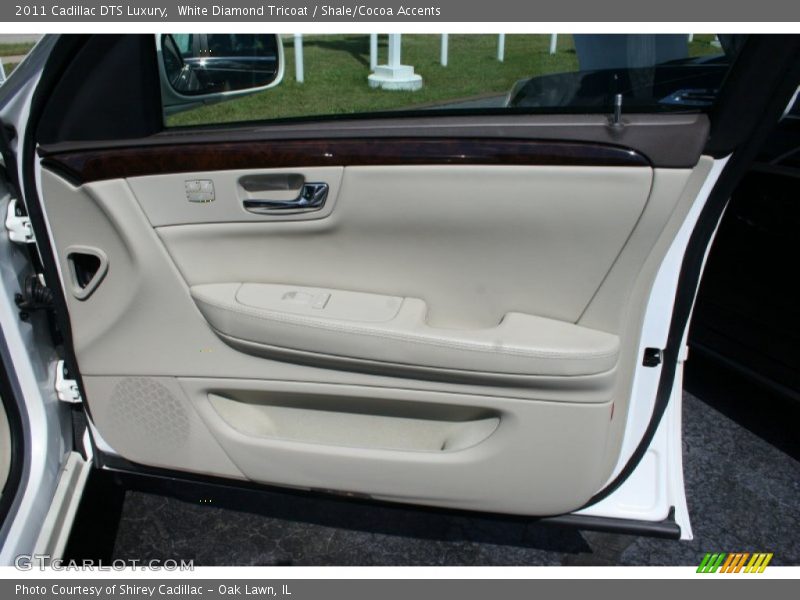 White Diamond Tricoat / Shale/Cocoa Accents 2011 Cadillac DTS Luxury