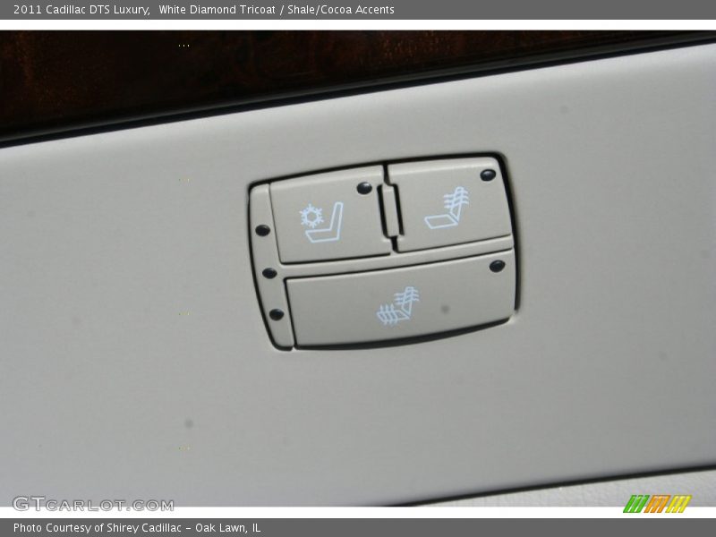 White Diamond Tricoat / Shale/Cocoa Accents 2011 Cadillac DTS Luxury