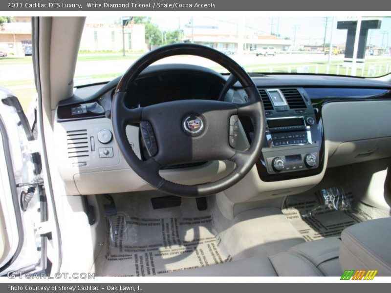 White Diamond Tricoat / Shale/Cocoa Accents 2011 Cadillac DTS Luxury