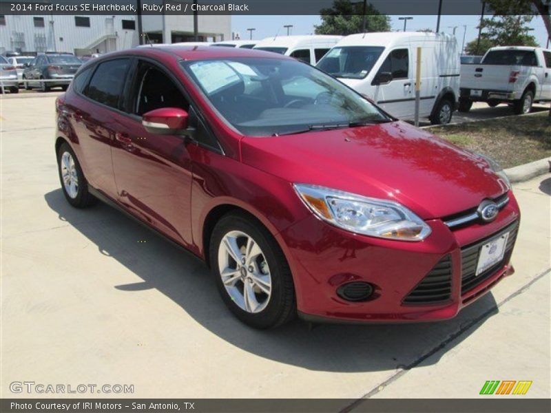 Front 3/4 View of 2014 Focus SE Hatchback
