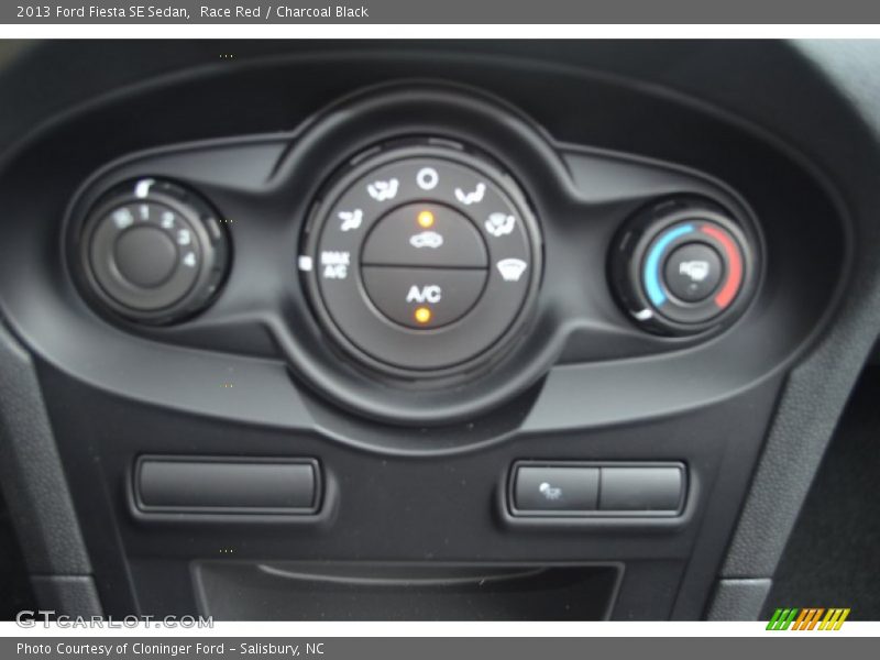 Race Red / Charcoal Black 2013 Ford Fiesta SE Sedan