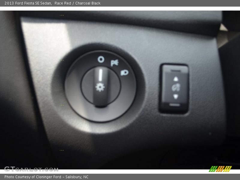 Race Red / Charcoal Black 2013 Ford Fiesta SE Sedan