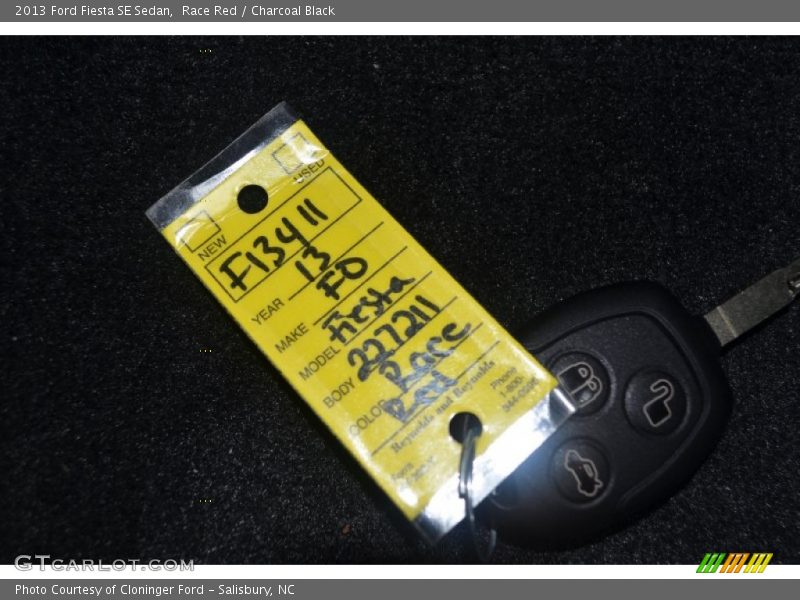 Race Red / Charcoal Black 2013 Ford Fiesta SE Sedan