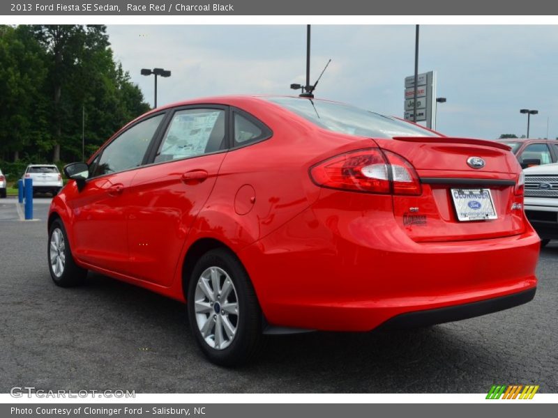 Race Red / Charcoal Black 2013 Ford Fiesta SE Sedan