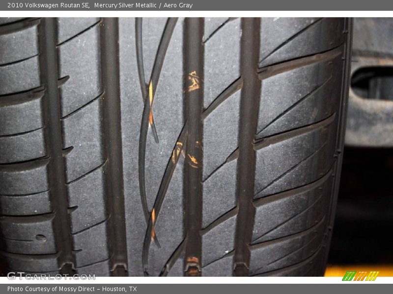 Mercury Silver Metallic / Aero Gray 2010 Volkswagen Routan SE