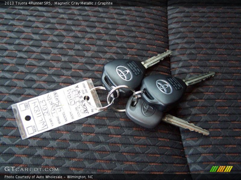 Magnetic Gray Metallic / Graphite 2013 Toyota 4Runner SR5
