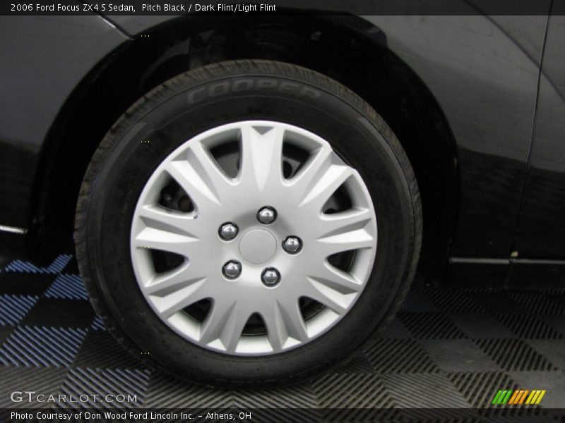 Pitch Black / Dark Flint/Light Flint 2006 Ford Focus ZX4 S Sedan
