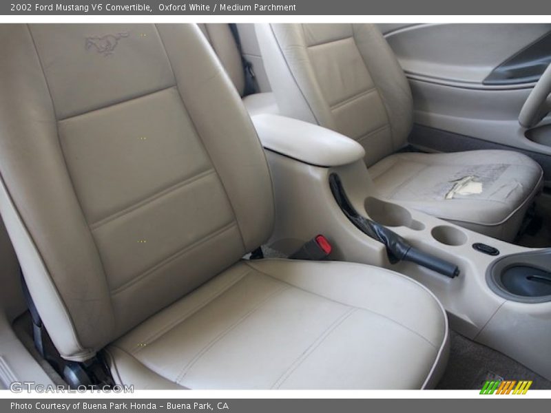 Oxford White / Medium Parchment 2002 Ford Mustang V6 Convertible