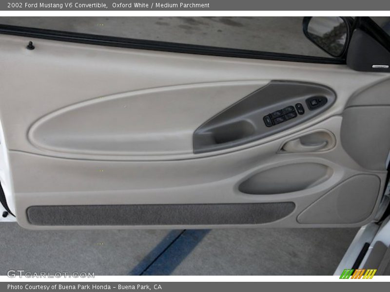 Oxford White / Medium Parchment 2002 Ford Mustang V6 Convertible