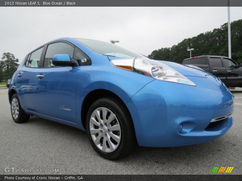 Front 3/4 View of 2013 LEAF S
