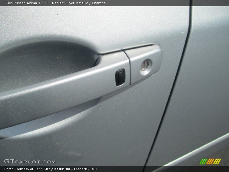 Radiant Silver Metallic / Charcoal 2009 Nissan Altima 3.5 SE