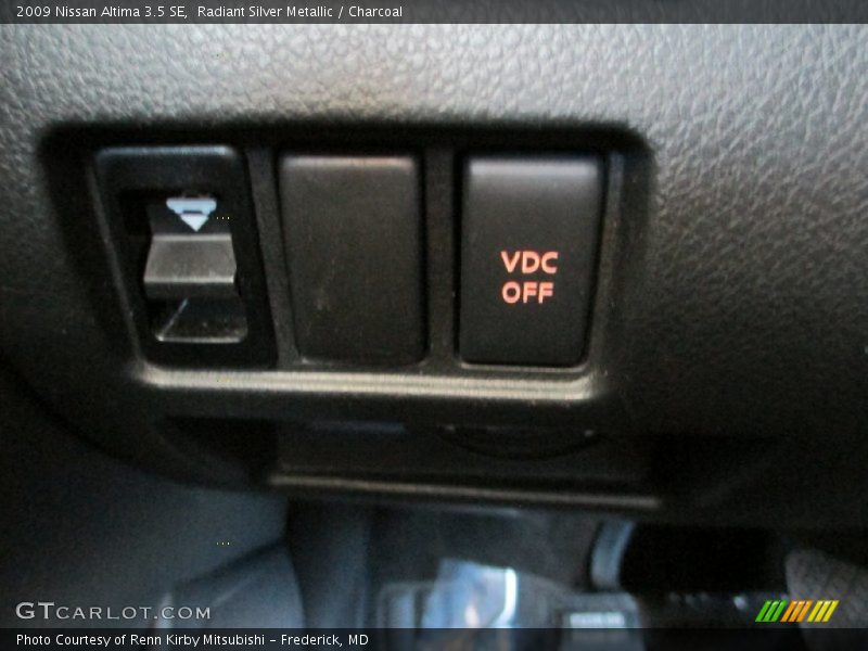 Radiant Silver Metallic / Charcoal 2009 Nissan Altima 3.5 SE