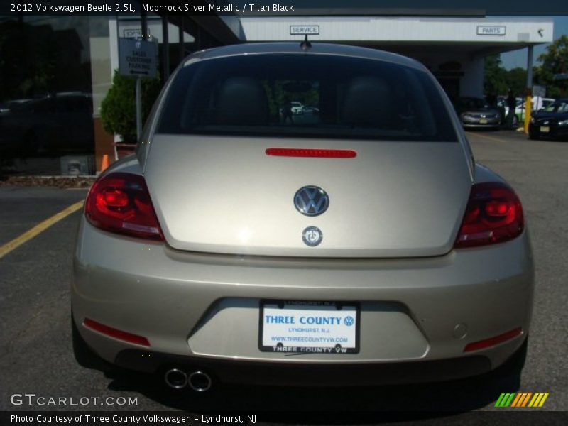 Moonrock Silver Metallic / Titan Black 2012 Volkswagen Beetle 2.5L