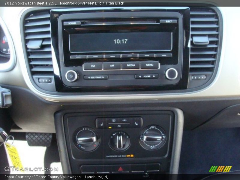 Moonrock Silver Metallic / Titan Black 2012 Volkswagen Beetle 2.5L