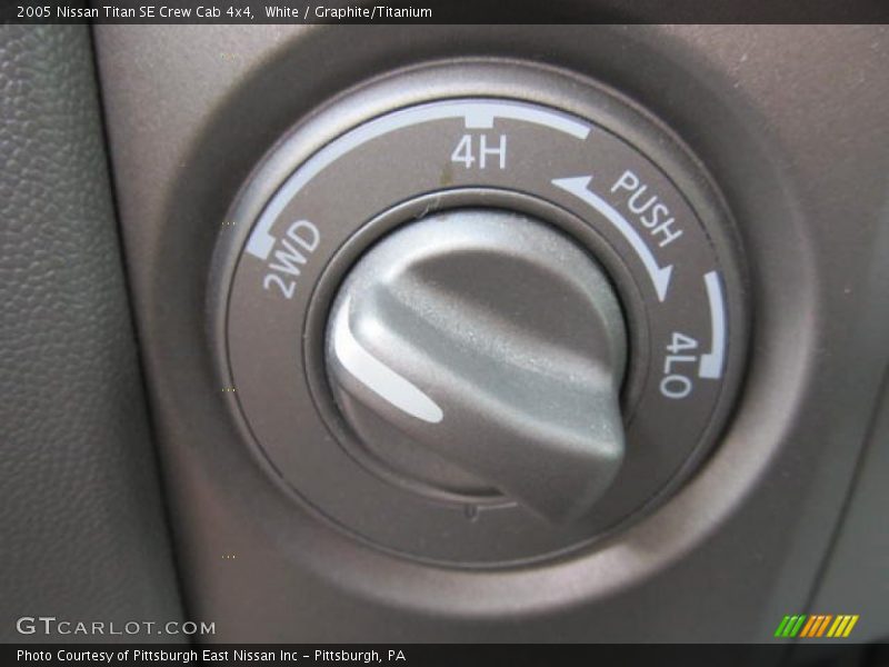 White / Graphite/Titanium 2005 Nissan Titan SE Crew Cab 4x4