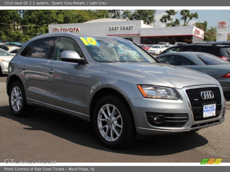 Quartz Grey Metallic / Light Grey 2010 Audi Q5 3.2 quattro