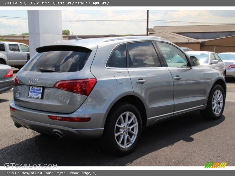 Quartz Grey Metallic / Light Grey 2010 Audi Q5 3.2 quattro