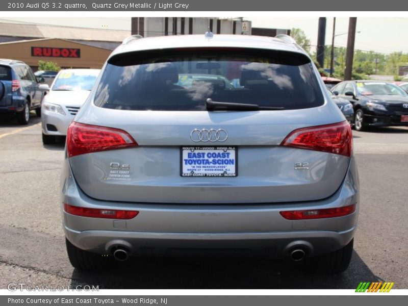 Quartz Grey Metallic / Light Grey 2010 Audi Q5 3.2 quattro