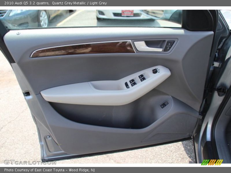 Quartz Grey Metallic / Light Grey 2010 Audi Q5 3.2 quattro